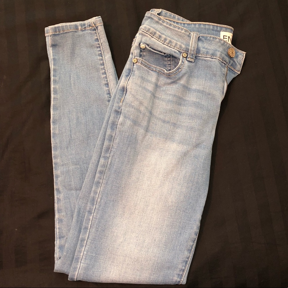 LIGHT WASH SKINNY JEANS!!